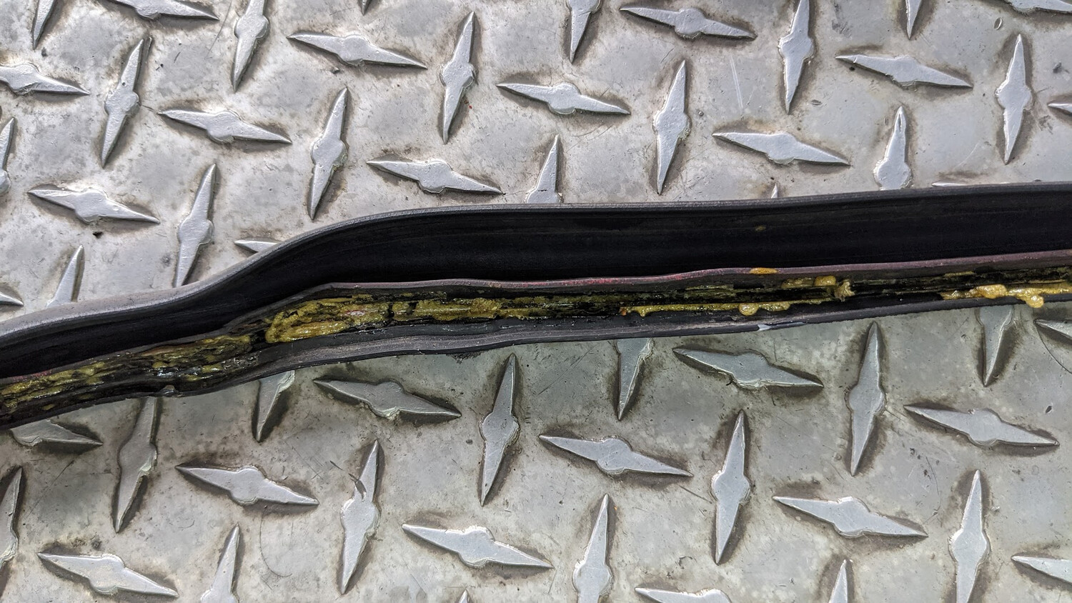 FERRARI 308 PARTS  GTS CABIN COMPARTMENT TOP SEAL RUBBER weather-stripping