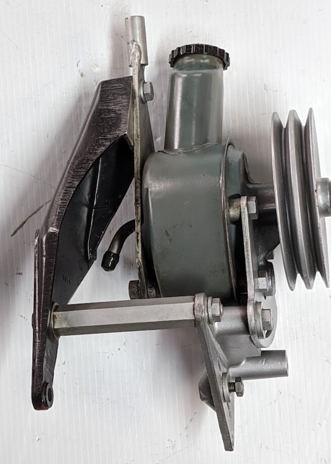 ROLLS ROYCE SILVER SHADOW II PART POWER STEERING PUMP WITH MOUNTING BRACKETS