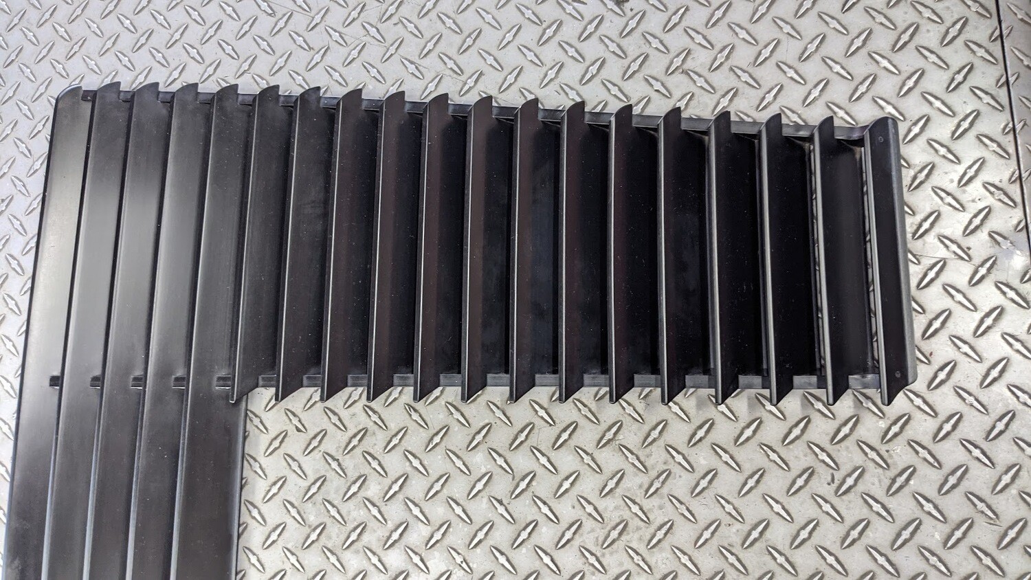 FERRARI 308 328 GTSi part REAR ENGINE COMPARTMENT LID GRILLE USA 61896300