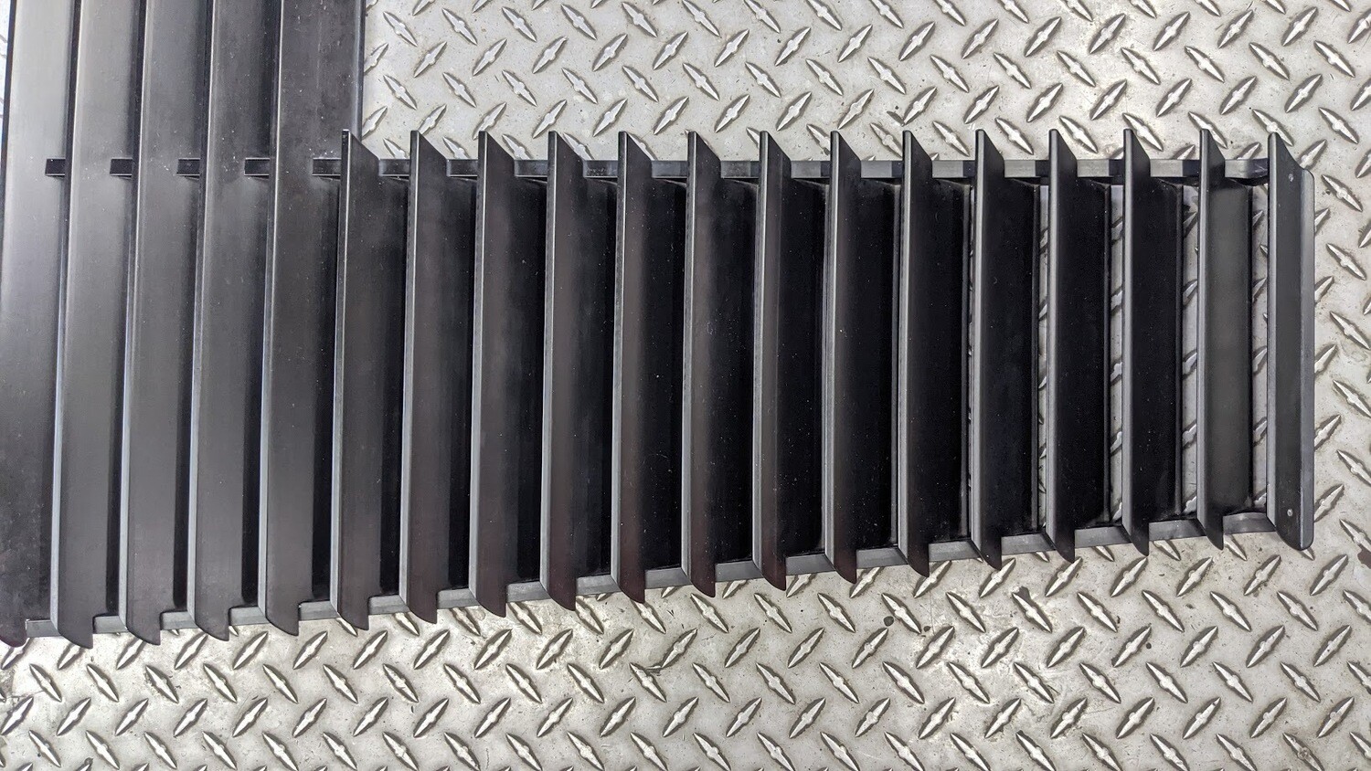 FERRARI 308 328 GTSi part REAR ENGINE COMPARTMENT LID GRILLE USA 61896300