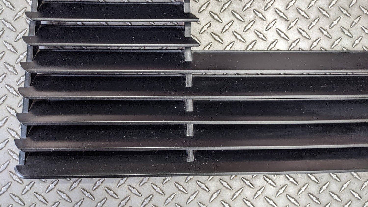 FERRARI 308 328 GTSi part REAR ENGINE COMPARTMENT LID GRILLE USA 61896300