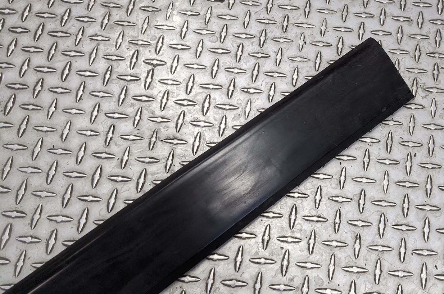 65 - 80 ROLLS ROYCE SILVER SHADOW REAR BUMPER center IMPACT TRIP UR19953