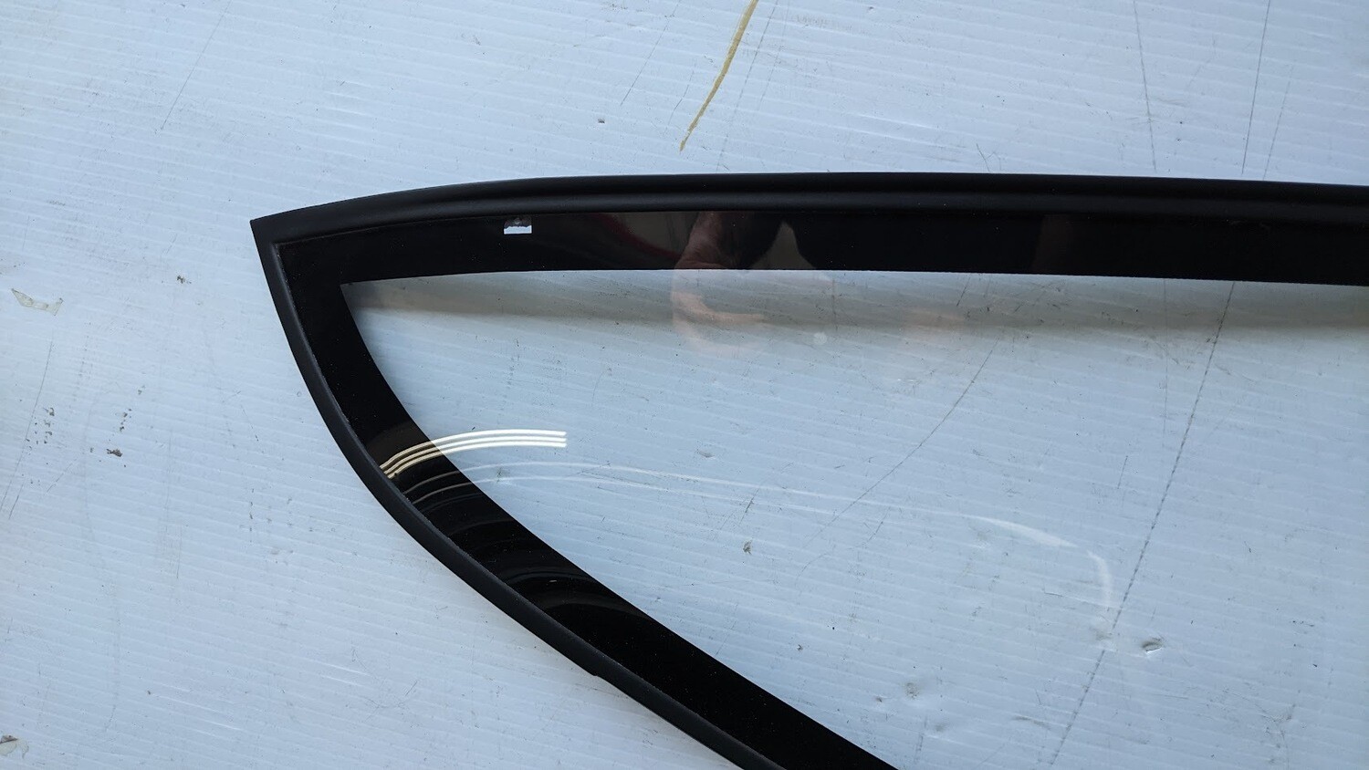 FERRARI 348  355 PARTS LEFT REAR QUARTER GLASS 
62093800