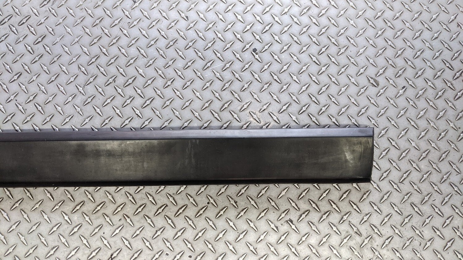 65 - 80 ROLLS ROYCE SILVER SHADOW REAR BUMPER rubber center IMPACT TRIP UR19953
