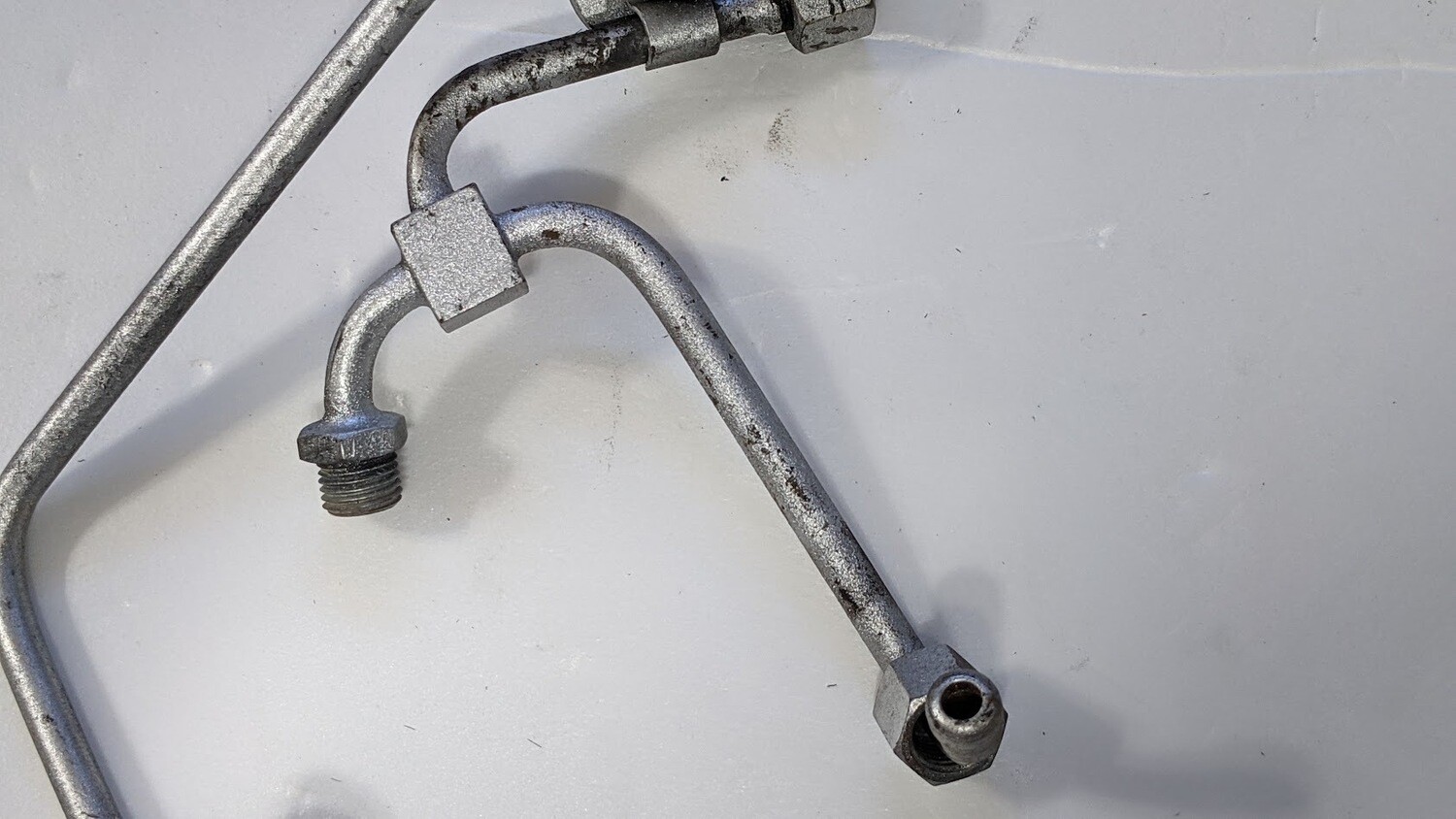 ROLLS ROYCE SILVER SPUR BENTLEY PIPES AT FUEL DISTRIBUTOR FEED RETURN