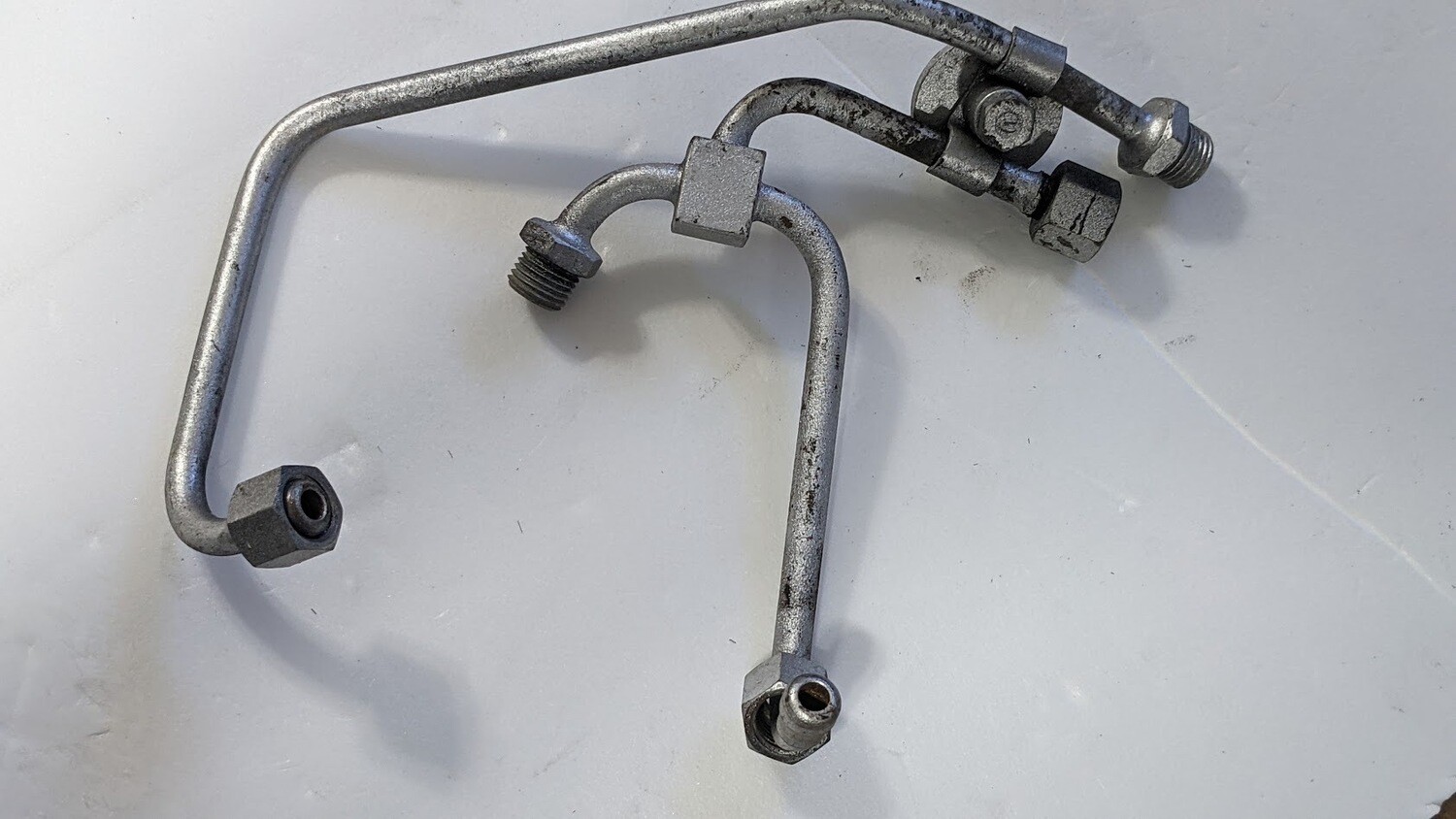 ROLLS ROYCE SILVER SPUR BENTLEY PIPES AT FUEL DISTRIBUTOR FEED RETURN