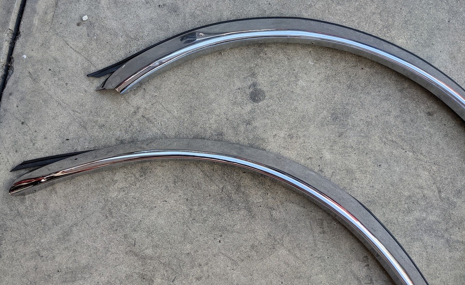 81 - 98 ROLLS ROYCE SILVER SPUR STAINLESS WHEEL OPENING MOLDING