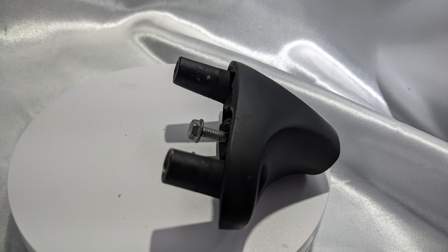 Ferrari 360 spider RIGHT DOOR PULL HANDLE UPPER BRACKET 65157600
