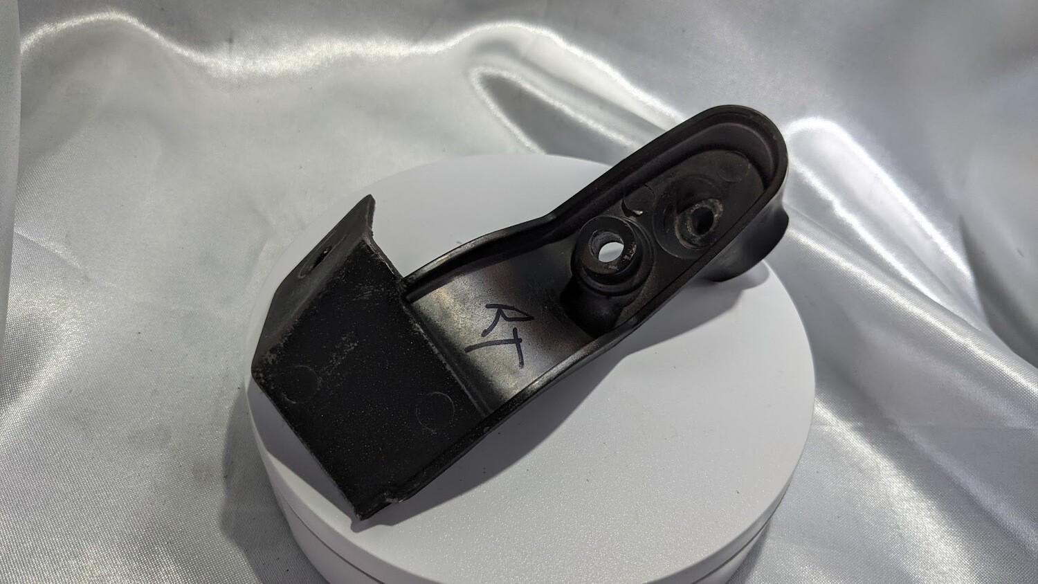 Ferrari 360 spider RIGHT DOOR PULL HANDLE LOWER BRACKET 65157500