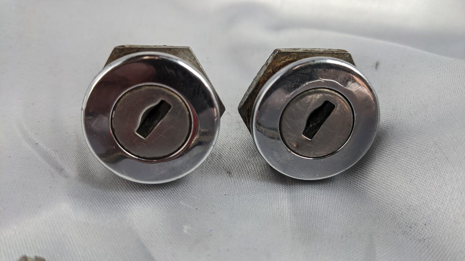 FERRARI 308 GTSi PART DOOR TUMBLER WITH KEY 50371608