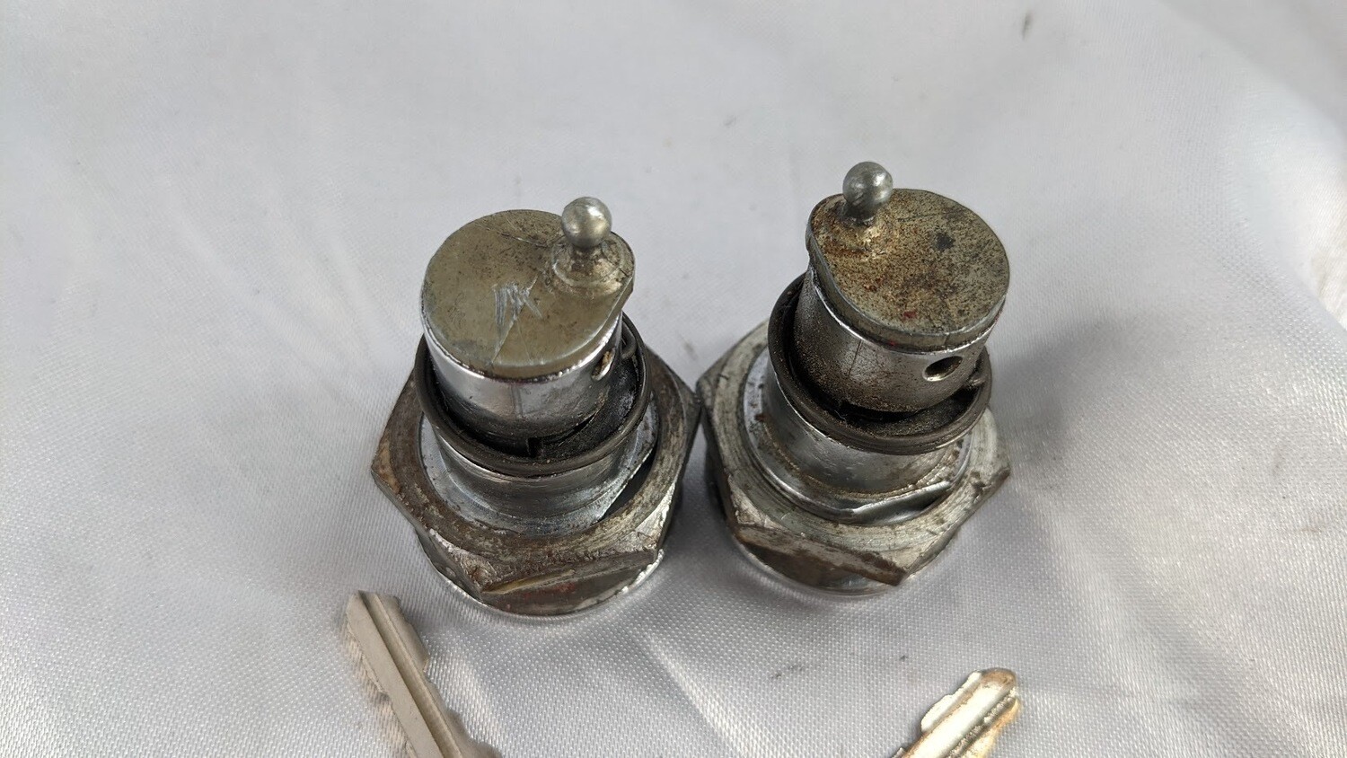 FERRARI 308 GTSi PART DOOR TUMBLER WITH KEY 50371608