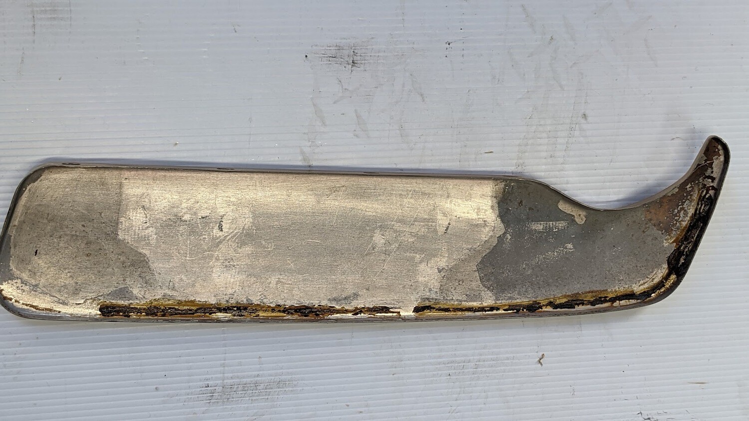 73 to 80 ROLLS ROYCE SILVER SHADOW RIGHT FRONT BUMPER metal filler molding trim gold