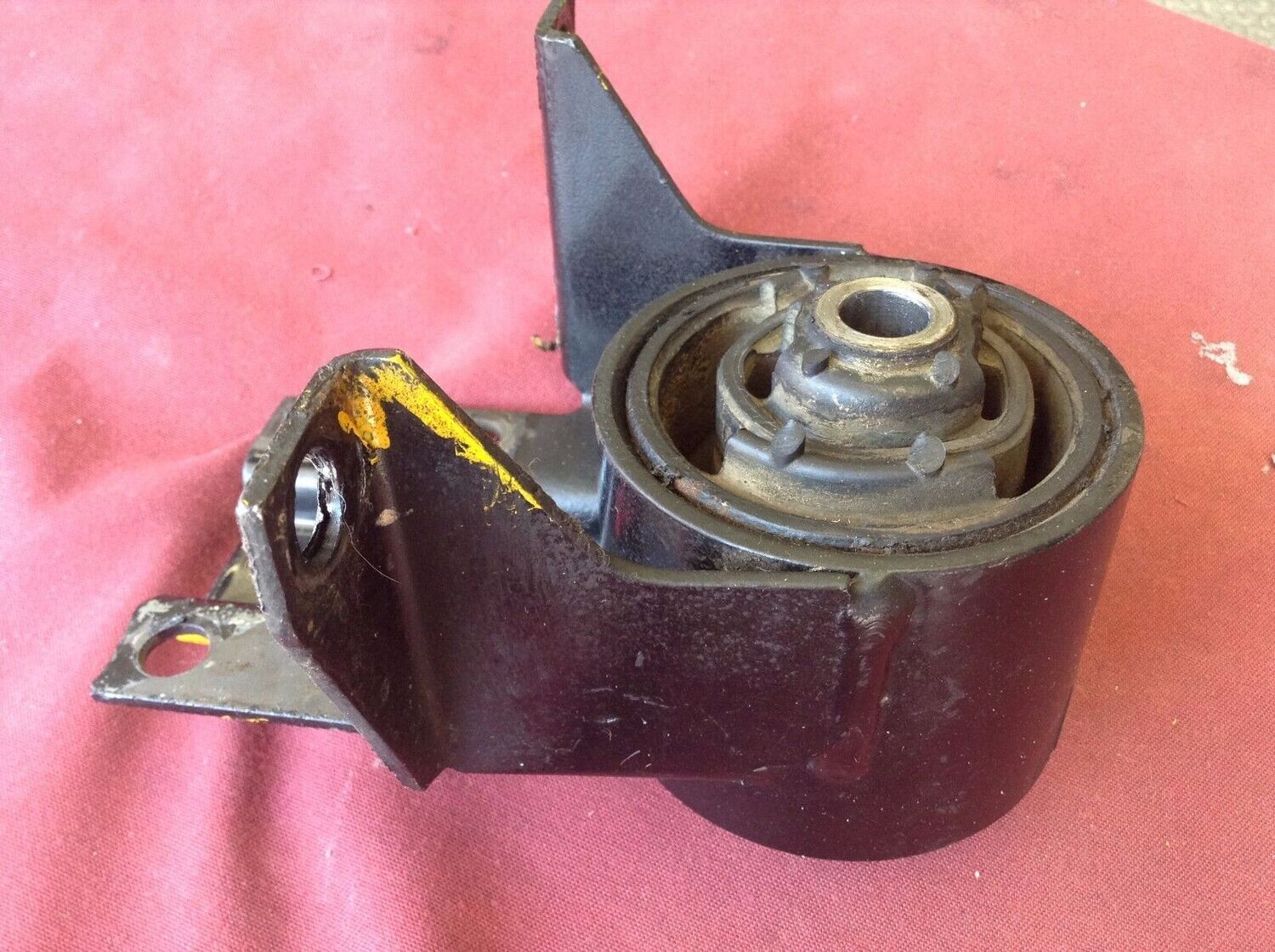 81 - 98 ROLLS ROYCE SILVER SPUR SUBFRAME DIFFERENTIAL MOUNT ur20583