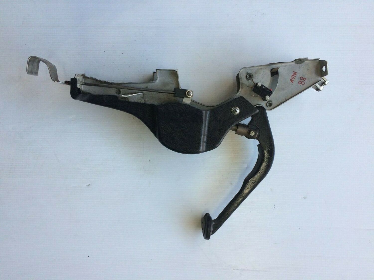 BENTLEY AND ROLLS-ROYCE SILVER SPUR PARKING BRAKE PEDAL ASSEMBLY UG14639