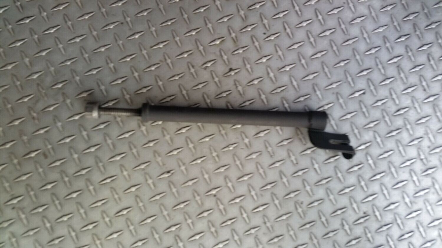 ROLLS ROYCE SILVER SHADOW  SPARE TIRE RACK ASSIST SCREW AND TUBE UB19464 UB19402