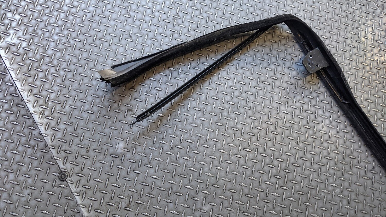 FERRARI 360 SPIDER PARTS WINDSHIELD FRAME SEAL 65797300