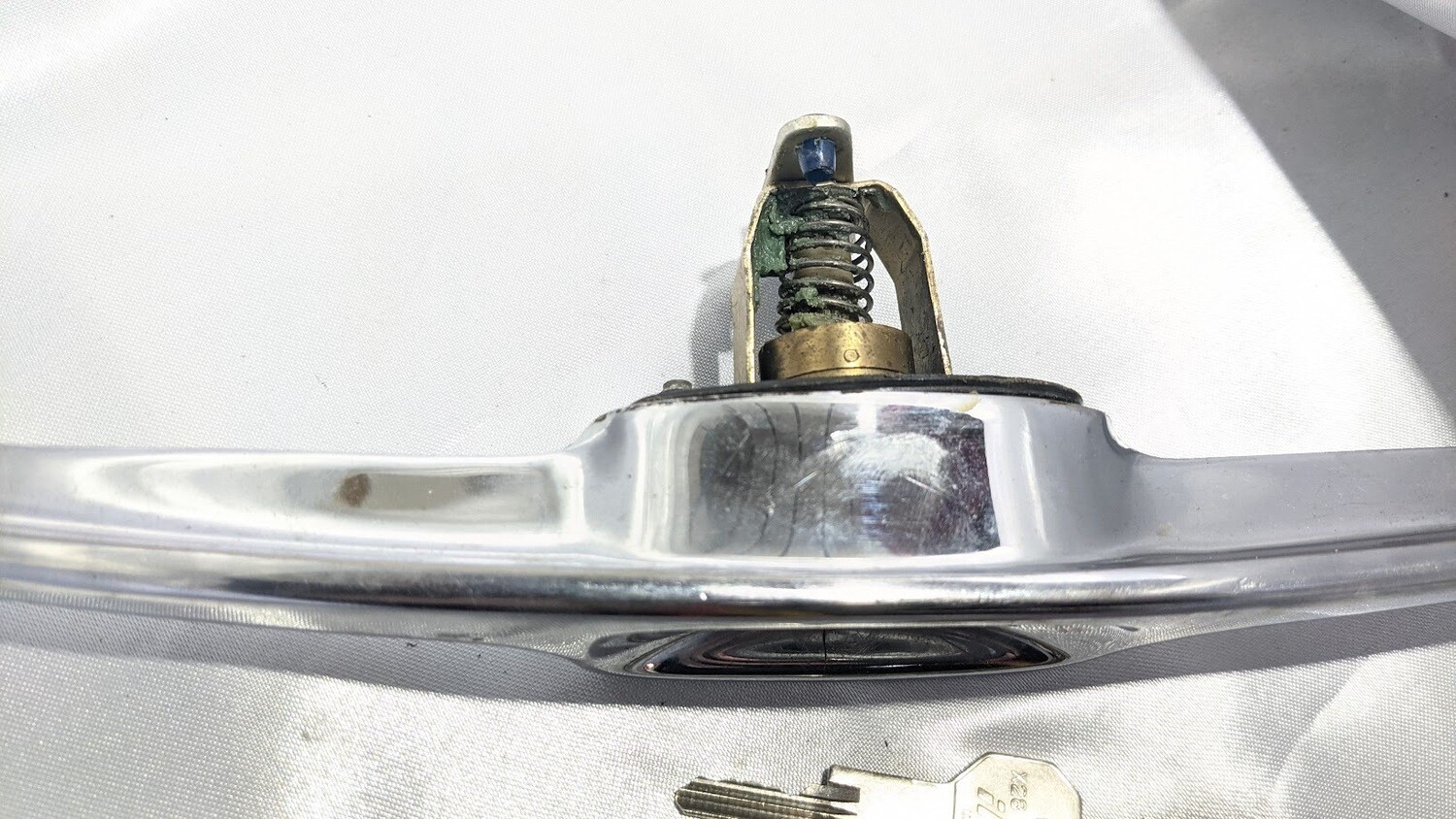 ROLLS ROYCE SILVER SHADOW I II BOOT TRUNK HANDLE, TUMBLER WITH KEY UB35323