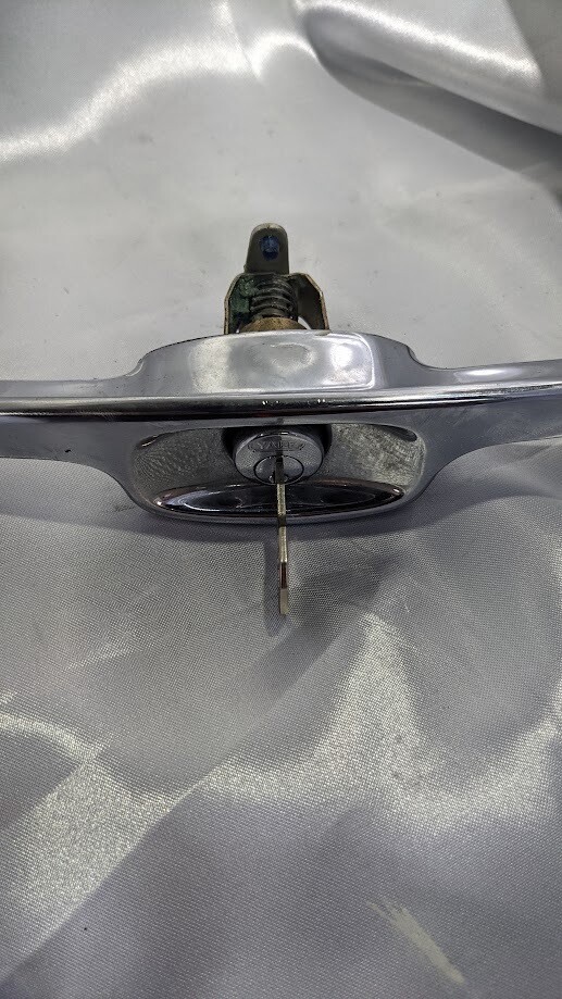 ROLLS ROYCE SILVER SHADOW I II BOOT TRUNK HANDLE, TUMBLER WITH KEY UB35323