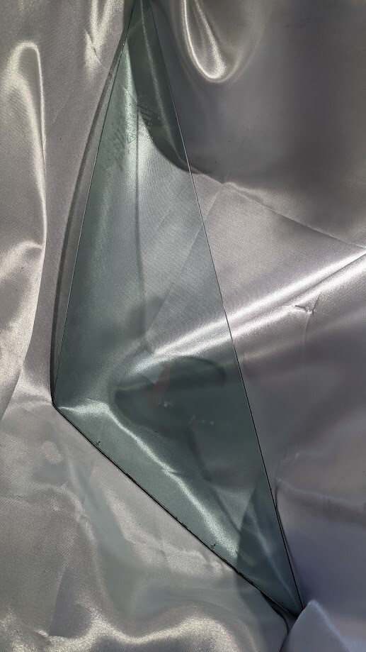 FERRARI 308 GTSi RIGHT DOOR 1/4 GLASS USA MODEL GENUINE 60264405