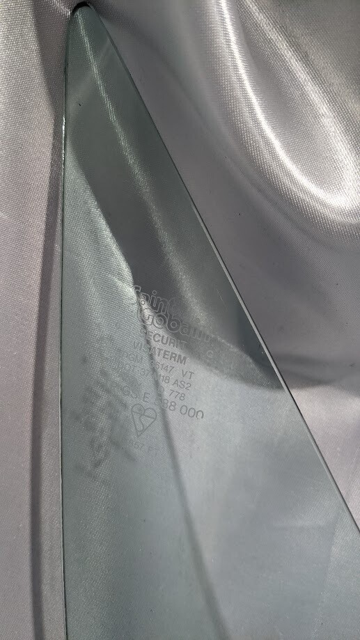 FERRARI 308 GTSi RIGHT DOOR 1/4 GLASS USA MODEL GENUINE 60264405