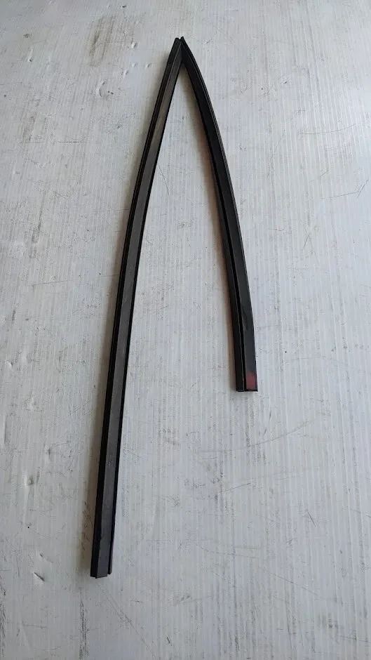 FERRARI 308 GTSi LEFT OR RIGHT DOOR 1/4 GLASS SEAL USA MODEL GENUINE 16324135