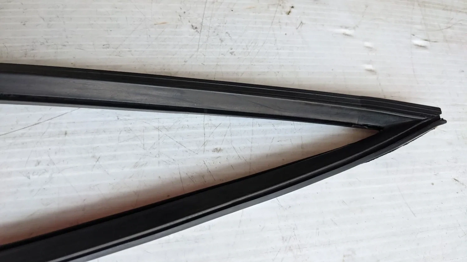 FERRARI 308 GTSi LEFT OR RIGHT DOOR 1/4 GLASS SEAL USA MODEL GENUINE 16324135