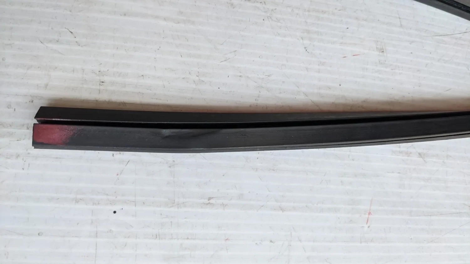 FERRARI 308 GTSi LEFT OR RIGHT DOOR 1/4 GLASS SEAL USA MODEL GENUINE 16324135