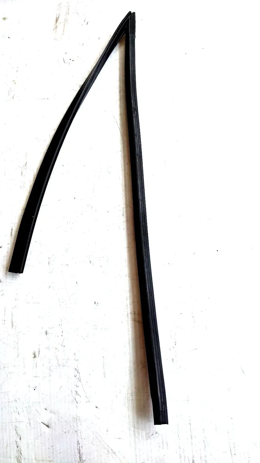 FERRARI 308 GTSi LEFT OR RIGHT DOOR 1/4 GLASS SEAL USA MODEL GENUINE 16324135