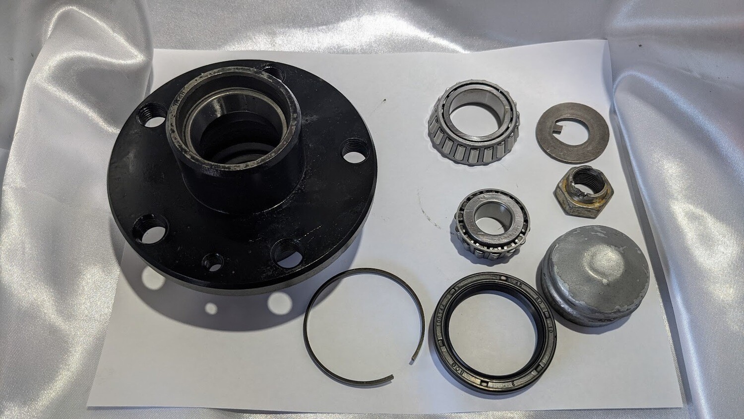FERRARI 308 81 USA PARTS FRONT WHEEL HUB RIGHT or LEFT SIDE COMPLETE 115966 new bearings and seals