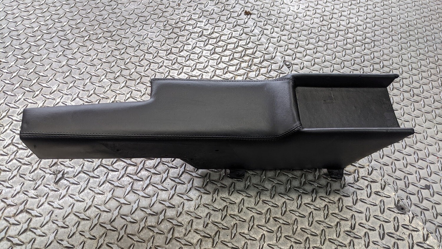 FERRARI 308 PARTS GTS black CENTER FRONT CONSOLE TUNNEL 60881100