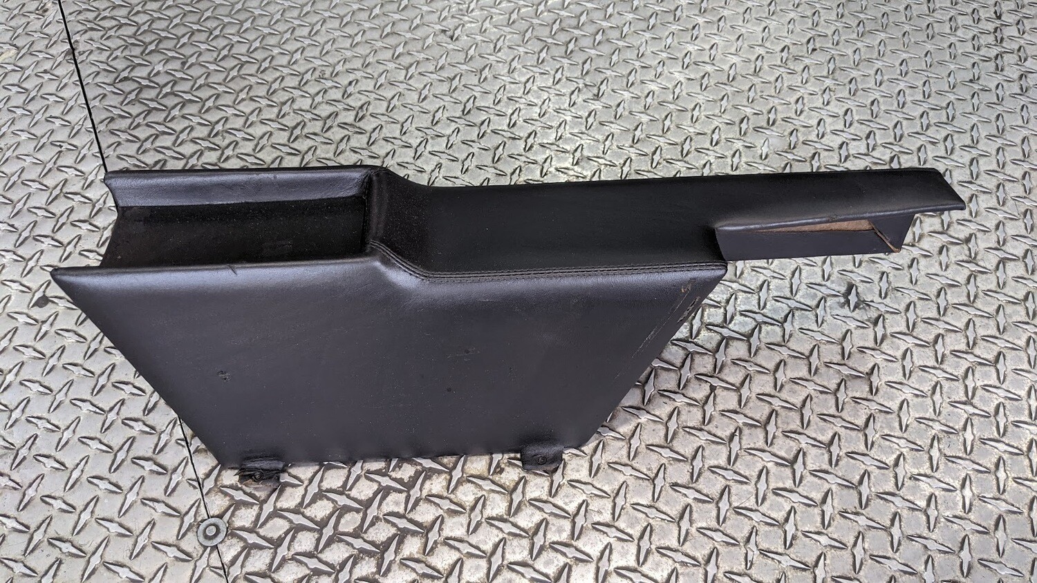 FERRARI 308 PARTS GTS black CENTER FRONT CONSOLE TUNNEL 60881100