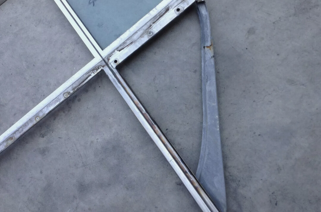 65 to 80 ROLLS ROYCE SILVER SHADOW LEFT REAR DOOR 1/4 WINDOW TRACK FRAME