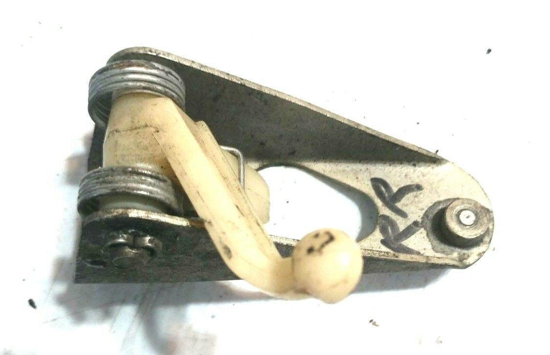 65 - 80 ROLLS ROYCE SILVER SHADOW RIGHT REAR DOOR LOCK TO HANDLE UB13566
