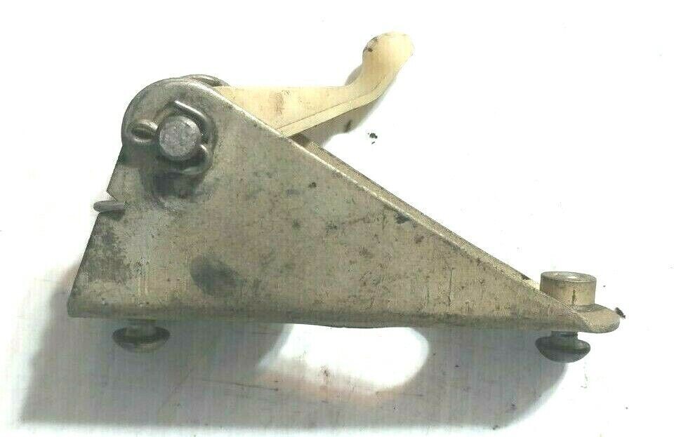 65 - 80 ROLLS ROYCE SILVER SHADOW left REAR DOOR LOCK TO HANDLE UB13567