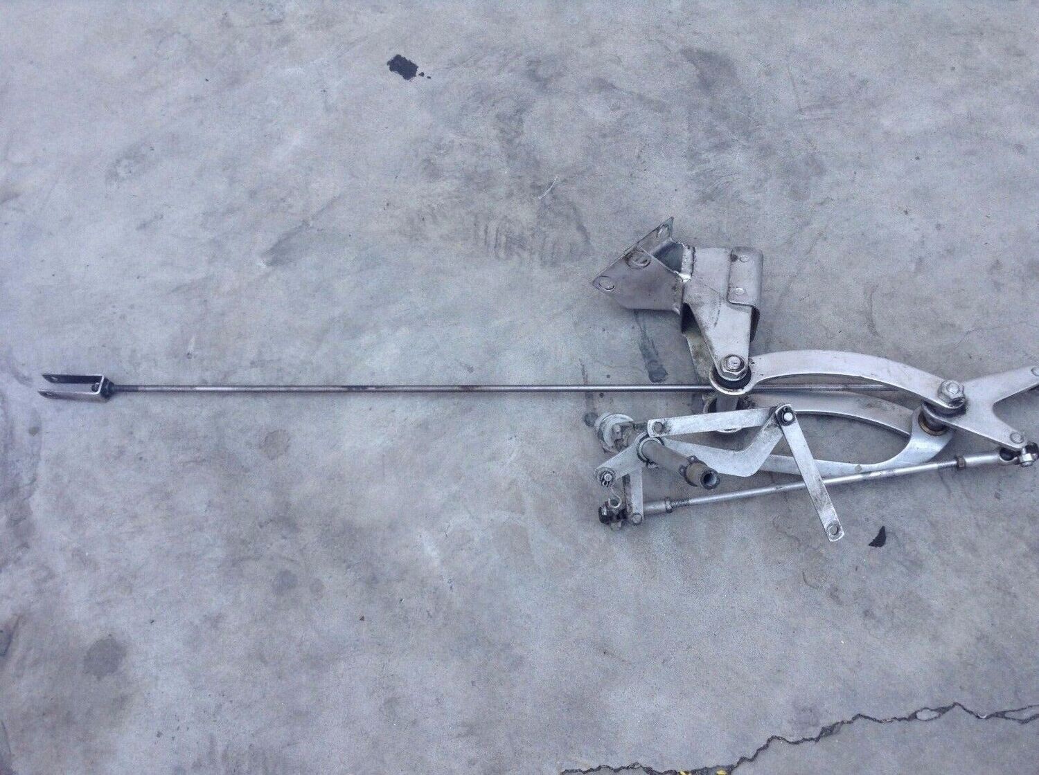 84 ROLLS ROYCE SILVER SPUR ACCELERATOR LINKAGE AT INTAKE MANIFOLD