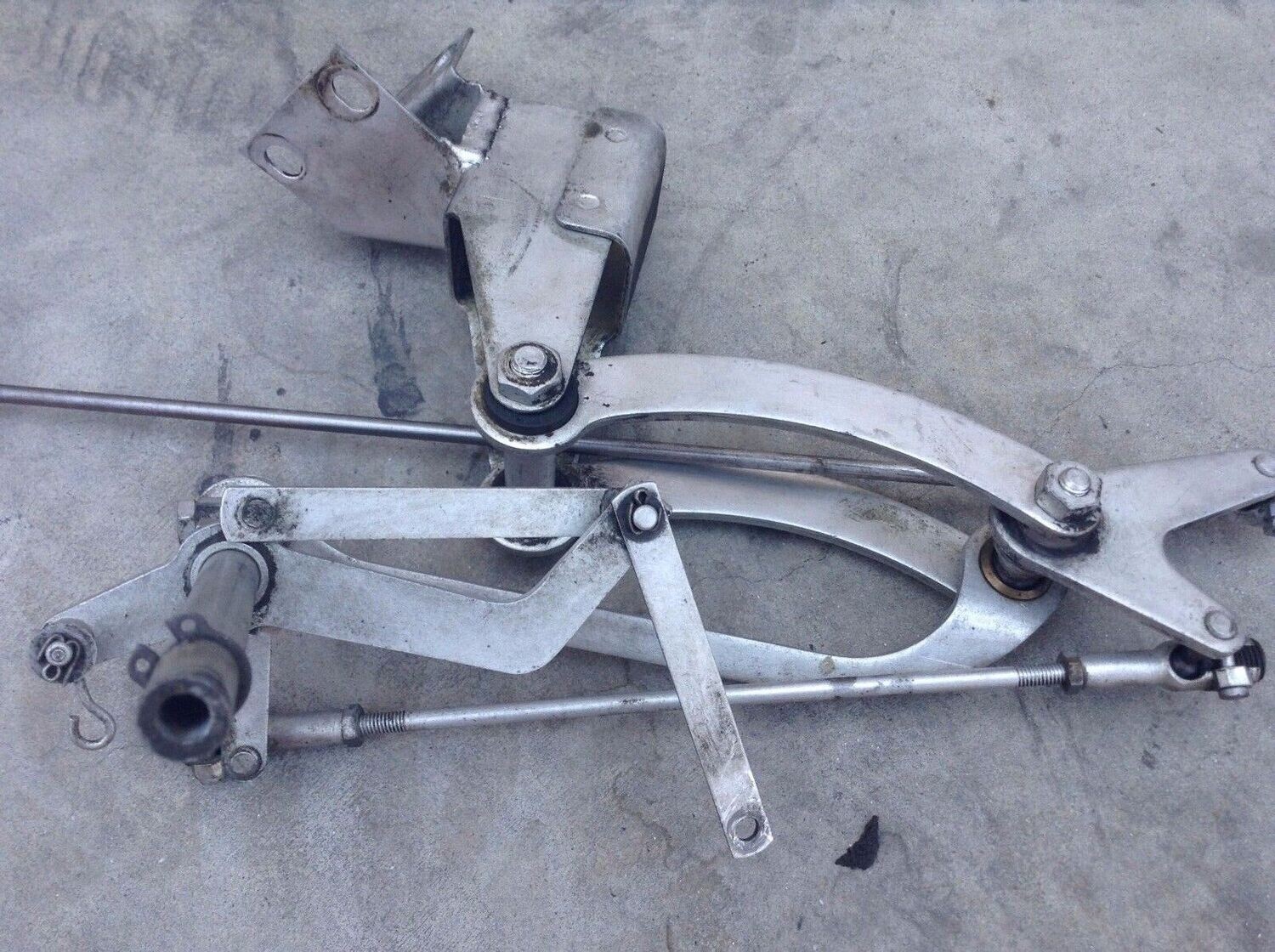 84 ROLLS ROYCE SILVER SPUR ACCELERATOR LINKAGE AT INTAKE MANIFOLD