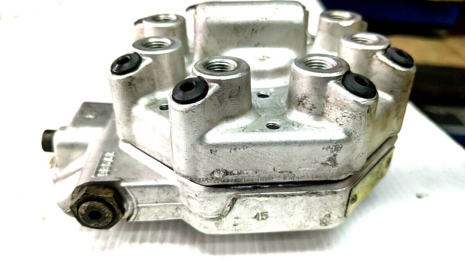 Ferrari 308 FUEL DISTRIBUTOR PRE-OWNED TESTED , exchange unit 70000650