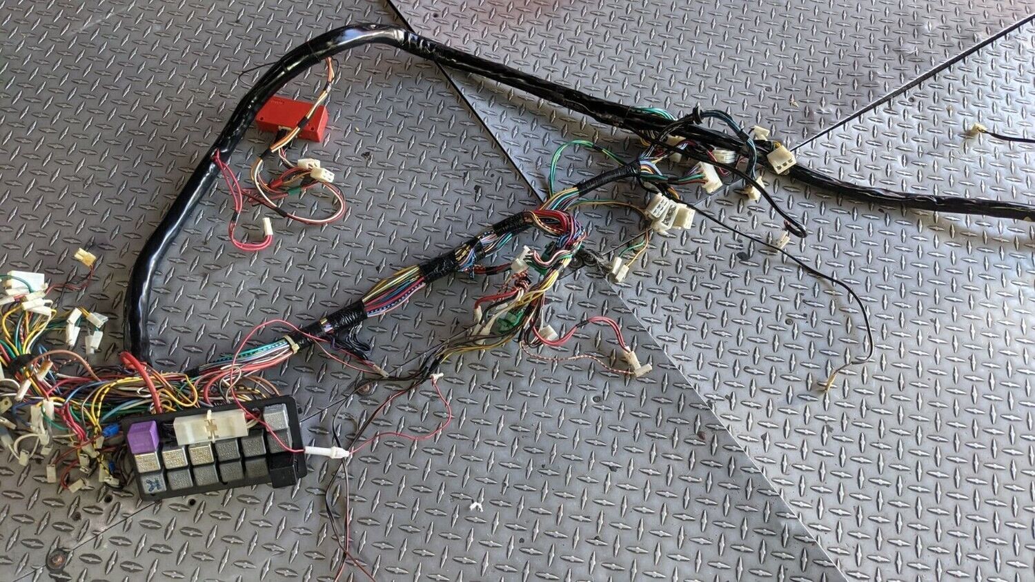 FERRARI 308 PARTS GTS PART CAR WIRING FRONT AND REAR WITH RELAY BOX 117009