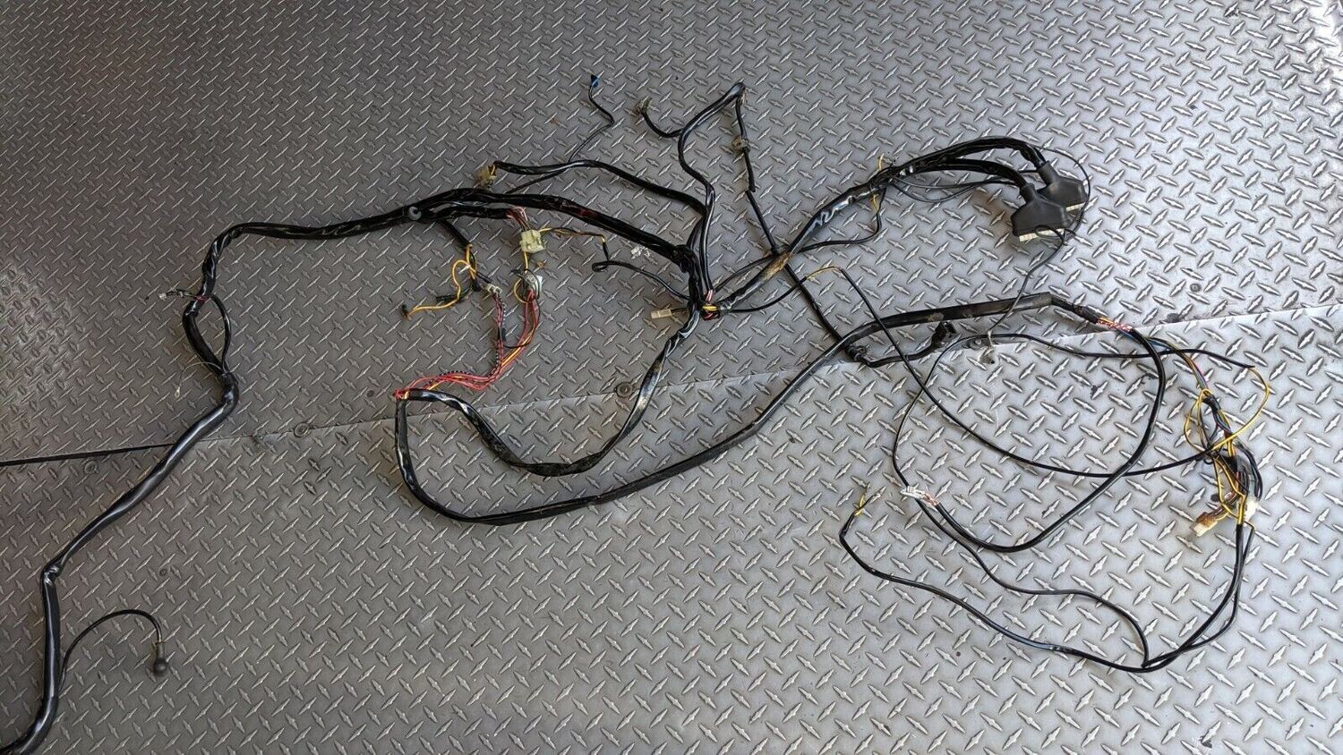 FERRARI 308 PARTS GTS PART CAR WIRING FRONT AND REAR WITH RELAY BOX 117009