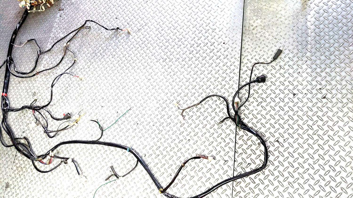 FERRARI 308 PARTS GTS PART CAR WIRING FRONT AND REAR WITH RELAY BOX 117009