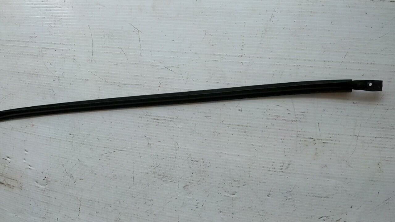 FERRARI 308 GTSi PART LEFT DOOR 1/4 GLASS FRAME LIP SEAL USA MODEL GENUINE