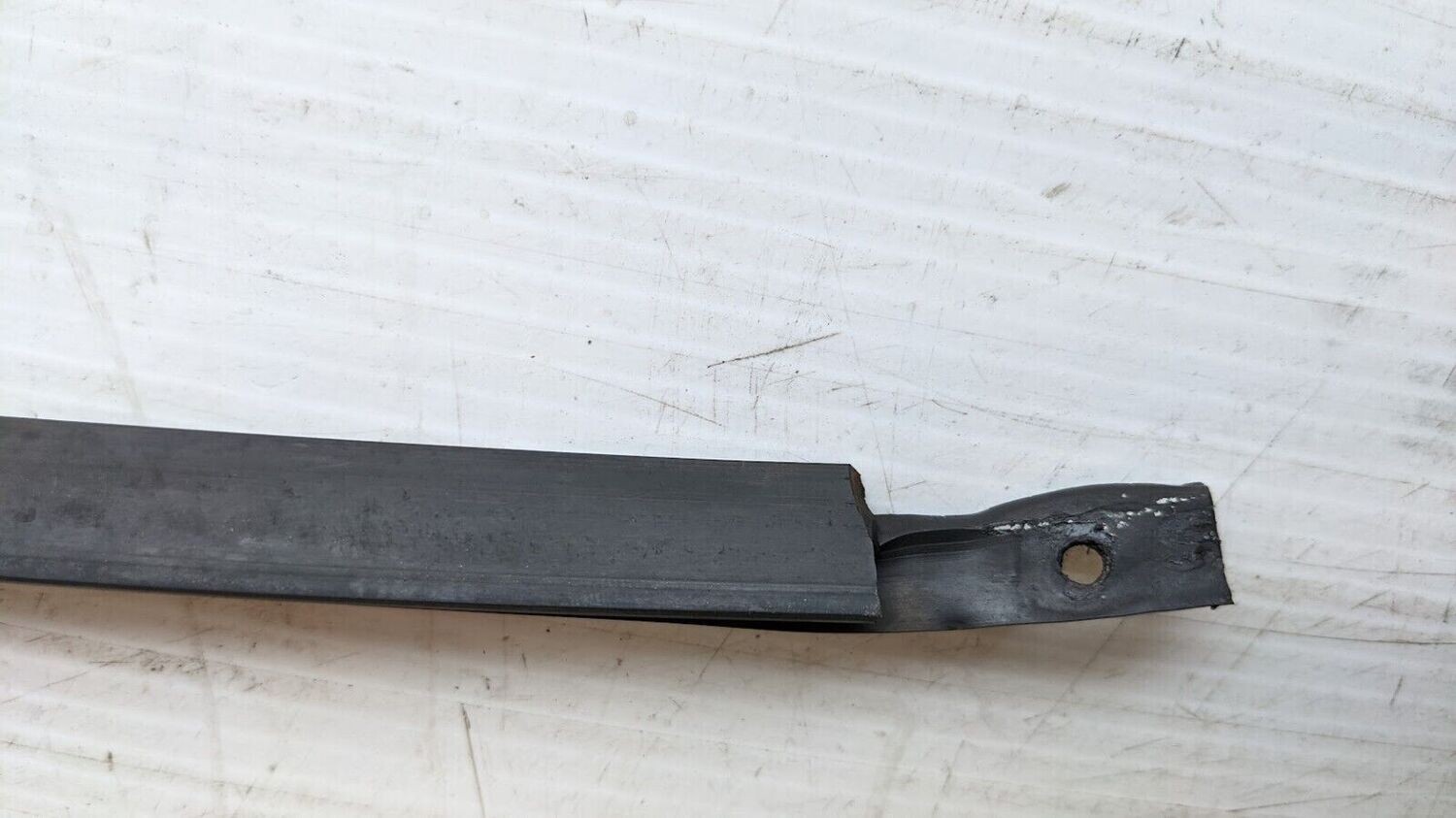 FERRARI 308 GTSi PART LEFT DOOR 1/4 GLASS FRAME LIP SEAL USA MODEL GENUINE