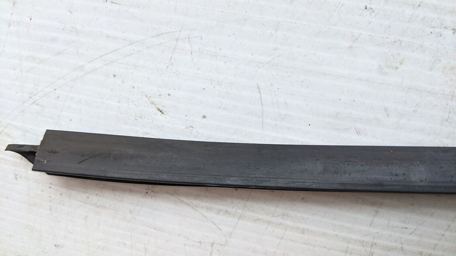 FERRARI 308 GTSi PART LEFT DOOR 1/4 GLASS FRAME LIP SEAL USA MODEL GENUINE