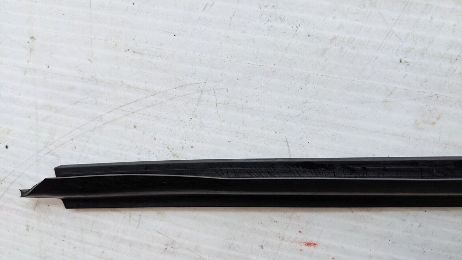 FERRARI 308 GTSi PART LEFT DOOR 1/4 GLASS FRAME LIP SEAL USA MODEL GENUINE