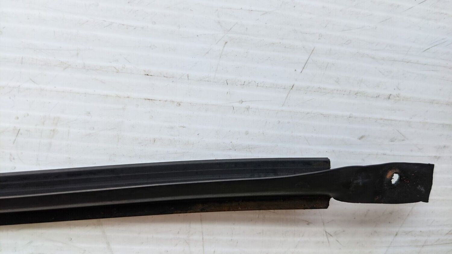 FERRARI 308 GTSi PART LEFT DOOR 1/4 GLASS FRAME LIP SEAL USA MODEL GENUINE