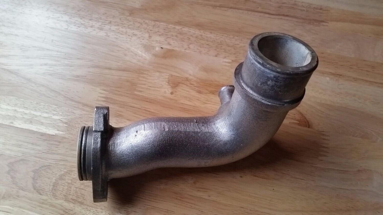 1986 Rolls Royce Silver Spirit SPur front water pump pipe outlet to housing UE41979