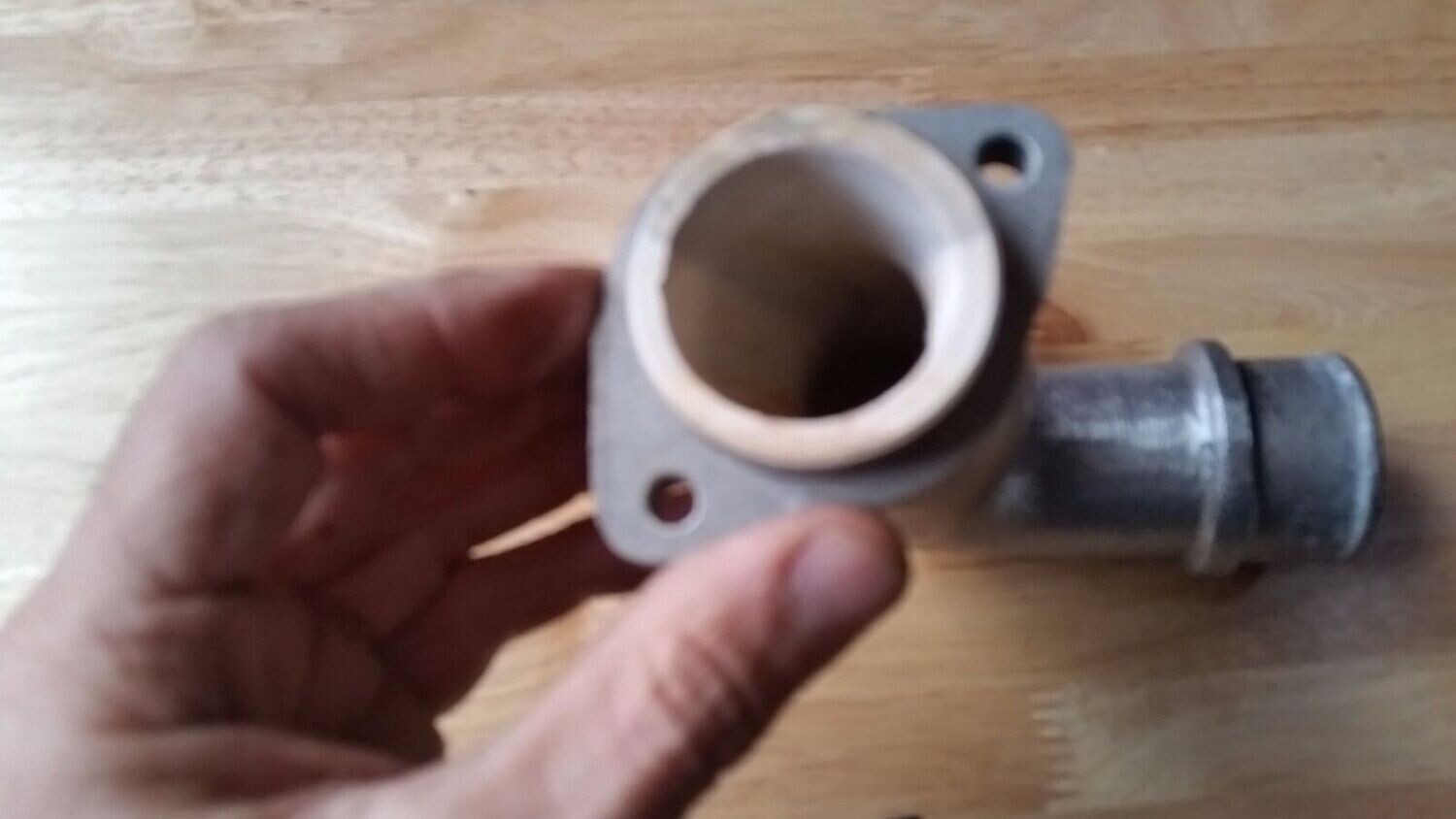 1986 Rolls Royce Silver Spirit SPur front water pump pipe outlet to housing UE41979