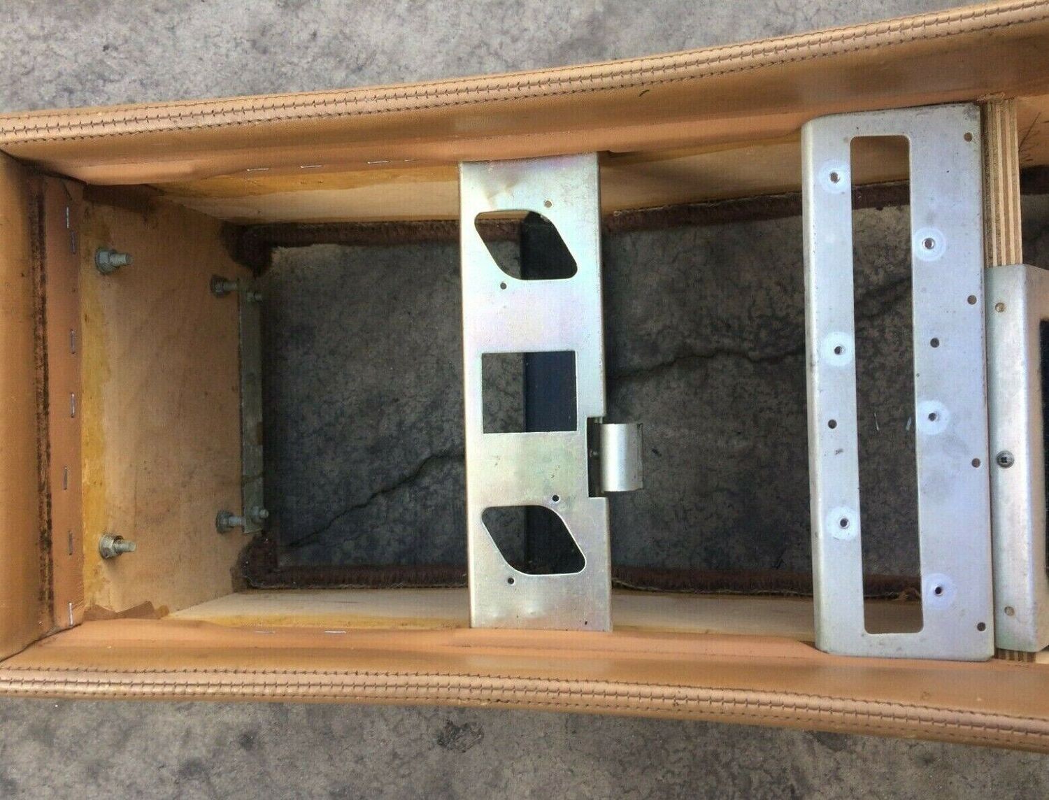 88 BENTLEY FRONT CENTER CONSOLE at front ON beige GOOD CONDITION UB72679