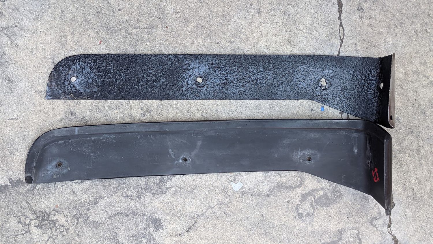 FERRARI 308 GTSi REAR BUMPER USA MODEL RIGHT GUARD MOULDING EYEBROW