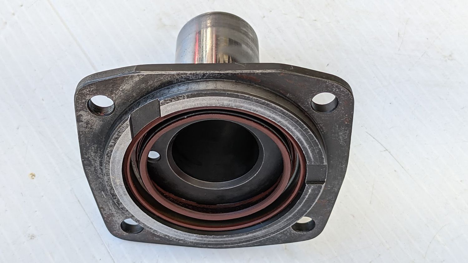 FERRARI 308 PARTS CLUTCH t/o bearing SLEEVE 105136
